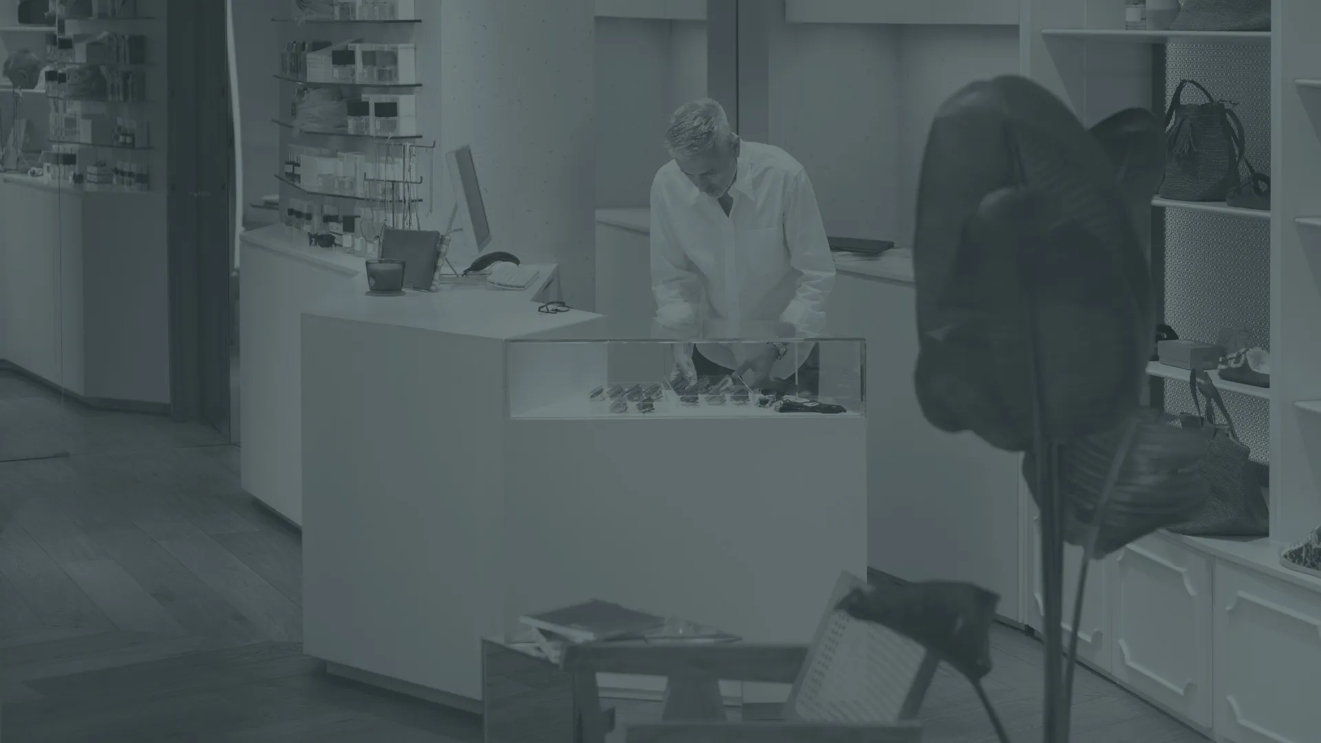 Hombre en negocio farmacéutico con habilitación de comercial ante organismos públicos.