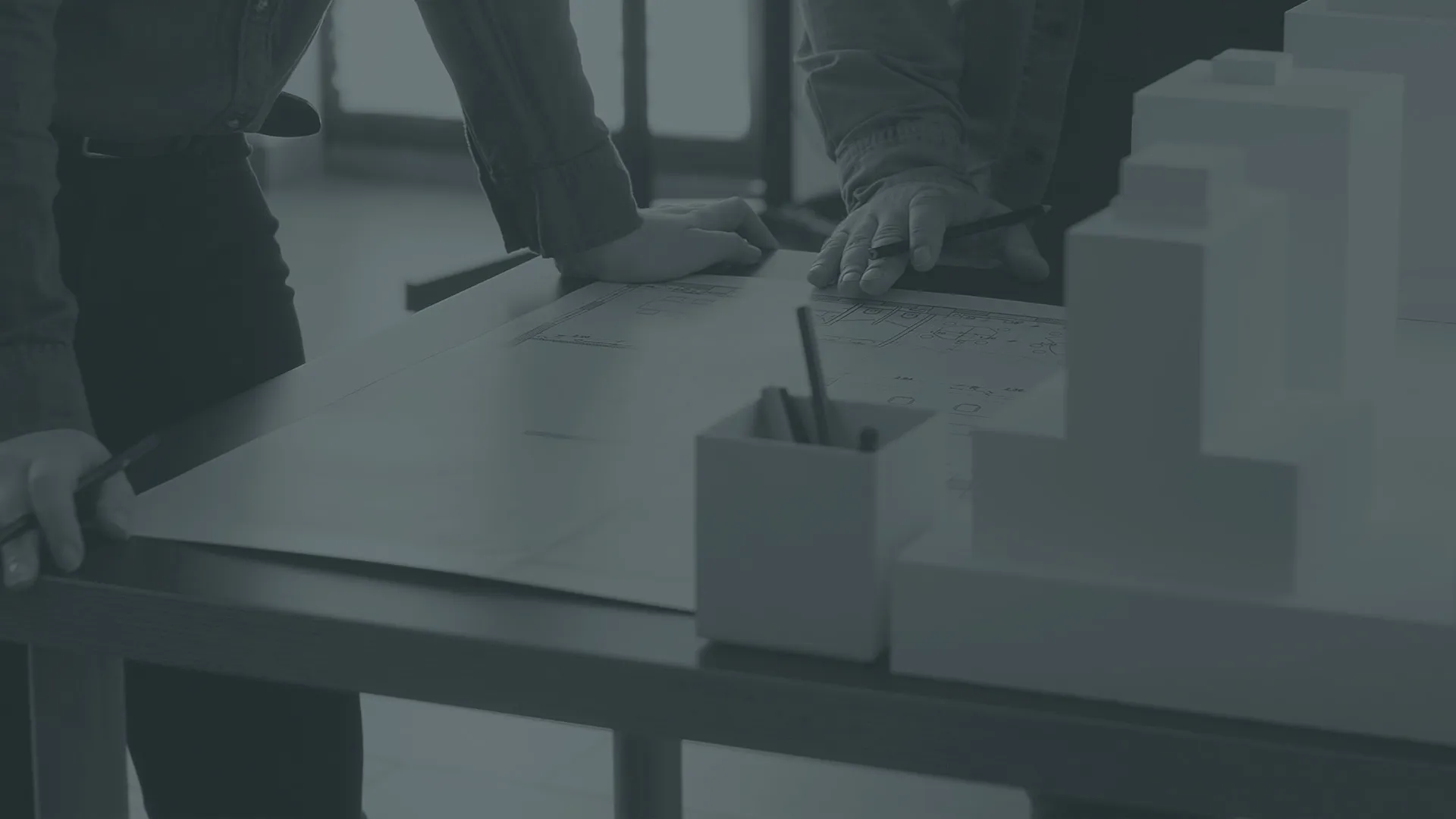 Equipo de personas que trabajan en el diseño de la construcción y proyecto de desarrollo arquitectónico.